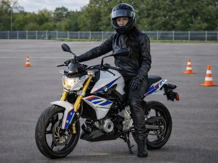 Kurs prawa jazdy na motocykl kat. A w Warszawie – kursant szkoły jazdy GAZeLka na motocyklu podczas szkolenia