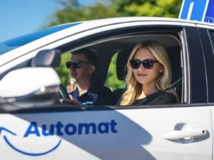 Kursantka prowadzi samochód z automatyczną skrzynią biegów podczas kursu na prawo jazdy na automat