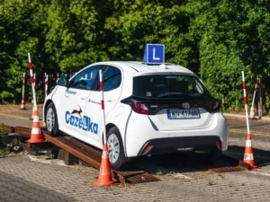 Samochód szkoleniowy GAZeLka wykonujący ruszanie na wzniesieniu na placu manewrowym