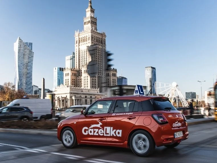 Samochód nauki jazdy GAZeLka jadący przez Warszawę