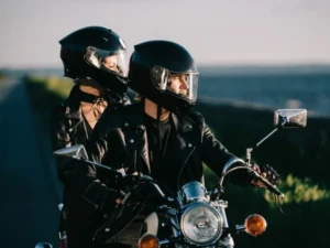 Motocykliści w kaskach integralnych na motocyklu