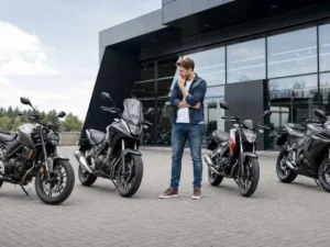 Początkujący motocyklista wybierający pierwszy motocykl po kursie prawa jazdy kategorii A