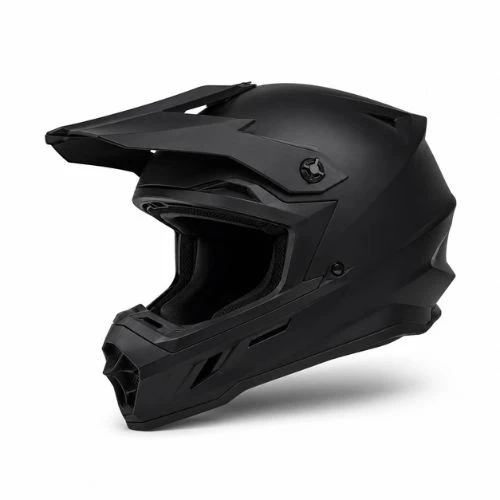 Czarny kask off-road na białym tle z wydłużoną szczęką, daszkiem i dużą wentylacją.