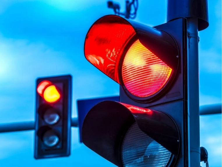 Przejazd na czerwonym świetle a brak redukcji punktów karnych Sygnalizator z czerwonym światłem — od 3 czerwca 2026 r. punkty karne za przejazd na czerwonym świetle nie podlegają redukcji w WORD.