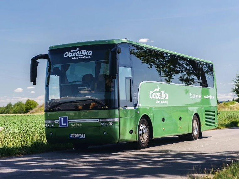 Autobus szkoleniowy GAZeLka do kursu prawa jazdy kategorii D Autobus szkoleniowy GAZeLka wykorzystywany na kursie prawa jazdy kategorii D dla przyszłych kierowców autobusów