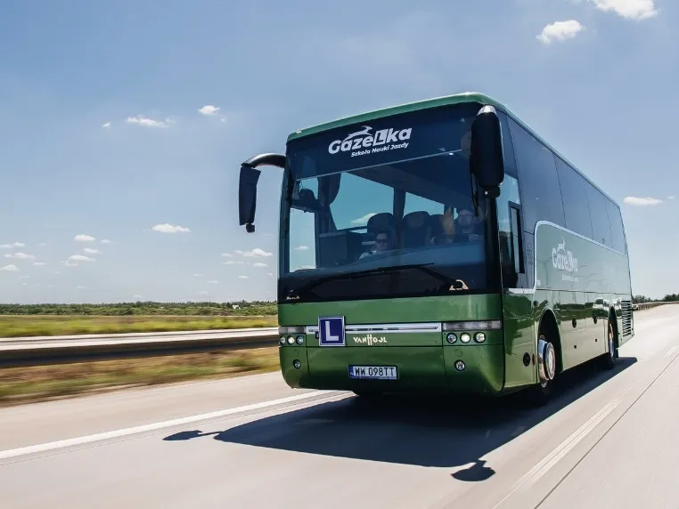 Autobus szkoleniowy GAZeLka jadący autostradą