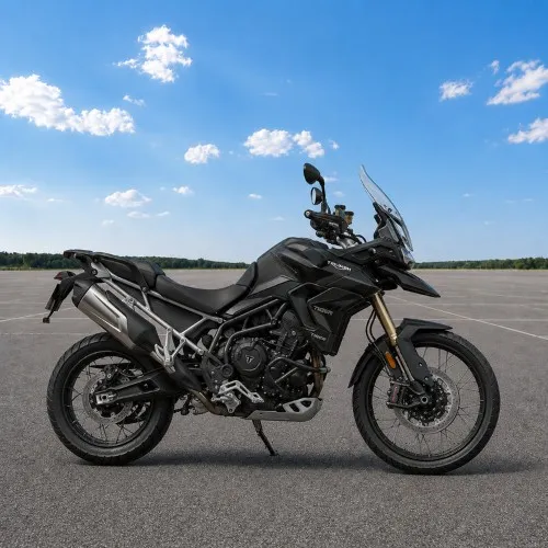 Motocykl adventure na asfalt i szutry Czarny motocykl turystyczny z wysoką szybą, kuframi i wygodnym siedzeniem, ustawiony bokiem na placu jako przykład motocykla do długich tras i komfortowej jazdy.