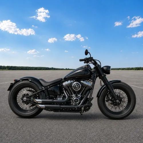 Motocykl custom cruiser Czarny motocykl custom cruiser ustawiony bokiem na placu, przykład motocykla z niskim siedzeniem, masywną sylwetką i stylistyką retro do spokojnej jazdy.