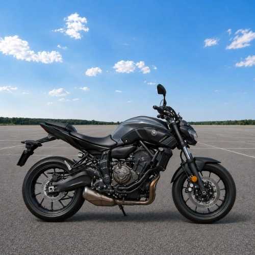 Motocykl miejski typu naked na placu Czarny motocykl miejski typu naked ustawiony bokiem na placu, przykład lekkiego i zwrotnego motocykla do jazdy po mieście oraz codziennych dojazdów.