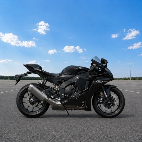 Motocykl sportowy na placu Czarny motocykl sportowy ustawiony bokiem na placu, przykład motocykla o agresywnej sylwetce, aerodynamicznej owiewce i konstrukcji nastawionej na osiągi.